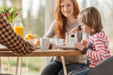 Kasenin içine dökülen süt çocuk