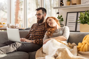 Evde çalışan koca.