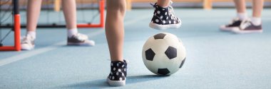 Futbol oynarken spor ayakkabı içinde çocuk