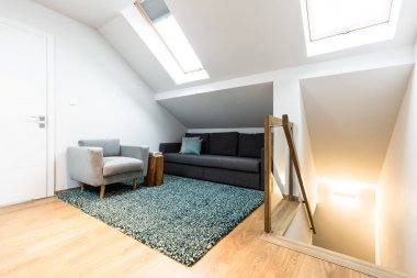 Tavan arasında iç köşesine sakin ol