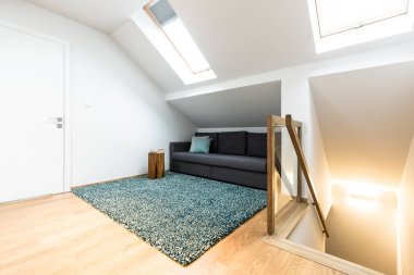 Tavan arasında gizli kanepe