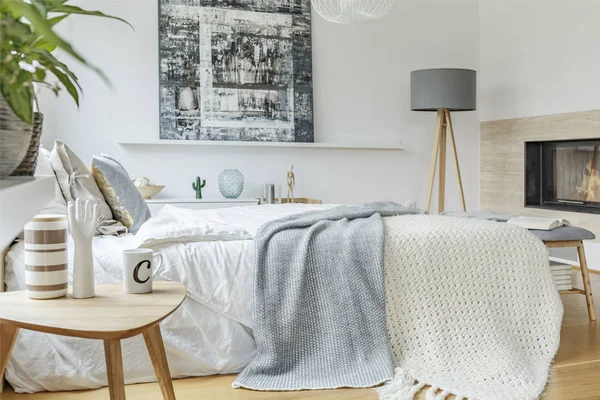 Pastell Schlafzimmer Interieur mit Malerei — Stockfoto