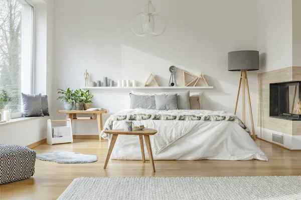 Cozy, spacious bedroom interior — Stock Photo, Image