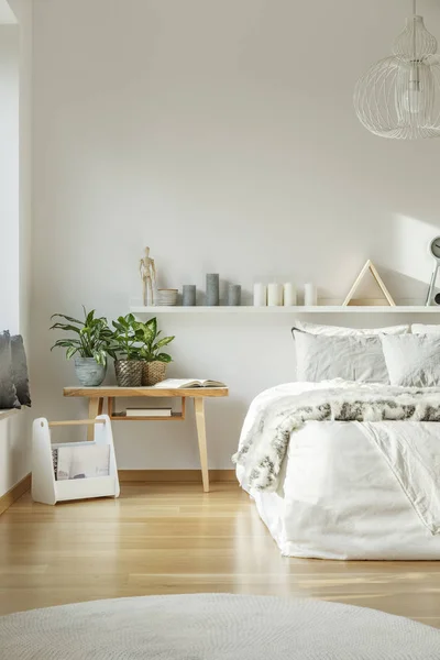 Accogliente, bianco interno camera da letto — Foto Stock