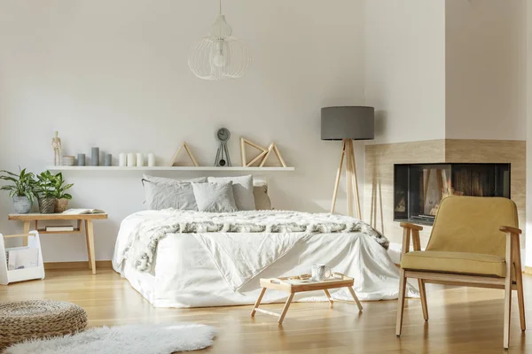 Kamar tidur yang nyaman dengan karpet — Stok Foto