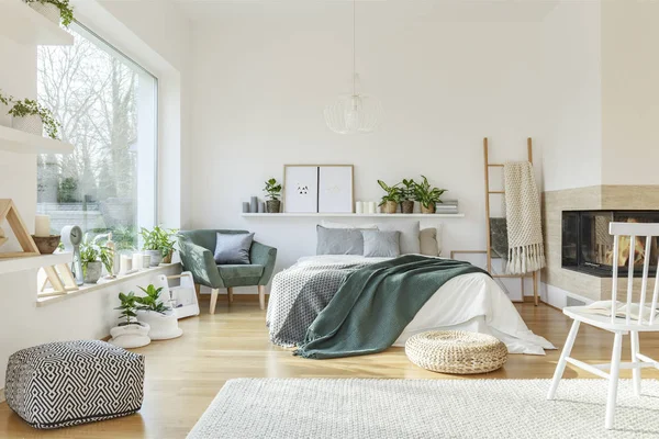Белый и деревянный интерьер спальни — стоковое фото