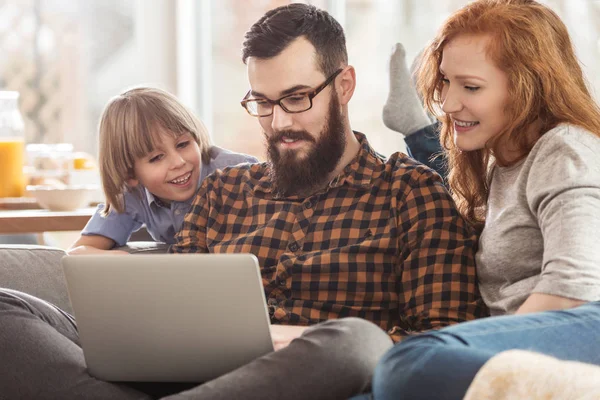 Familia viendo fotos — Foto de Stock