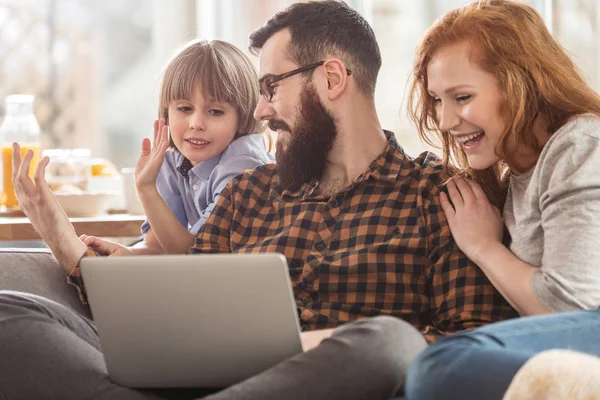 Glücklicher Sohn, Mutter und Vater — Stockfoto