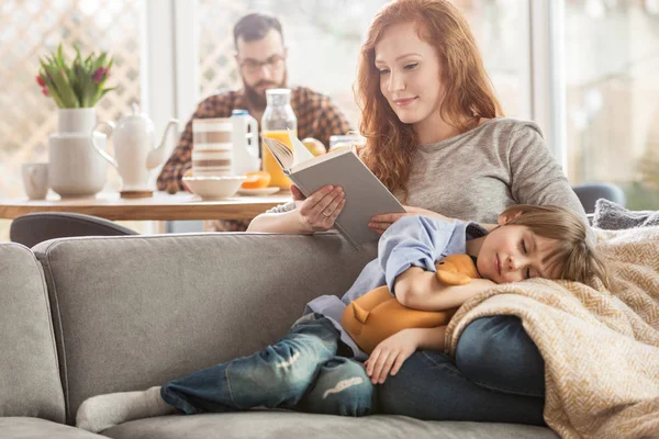 Son ligga i mammas knä — Stockfoto