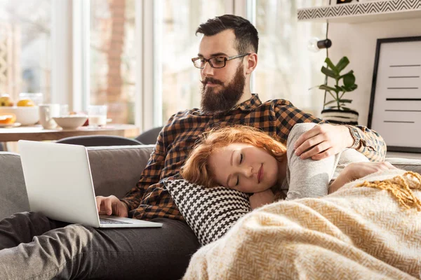 Girlfriend sleeping on boyfriend's lap — Stock Photo, Image