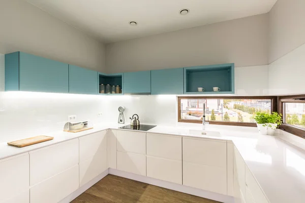 モダンな白とターコイズ ブルーのキッチン — ストック写真