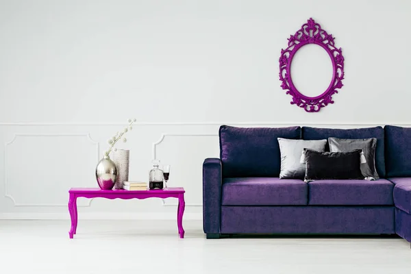 Makety v fialový obývací pokoj — Stock fotografie