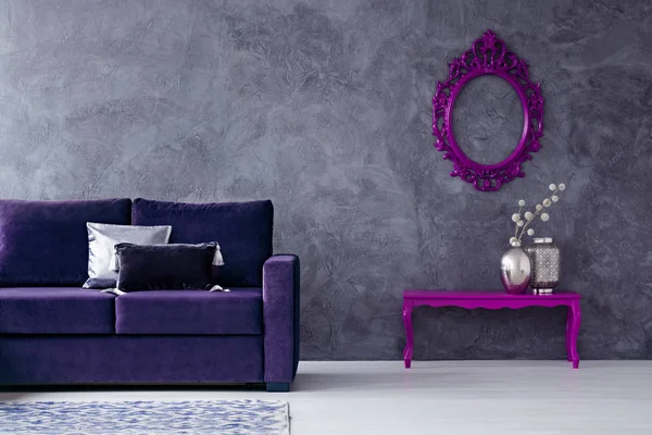 Темно-фиолетовый интерьер гостиной — стоковое фото