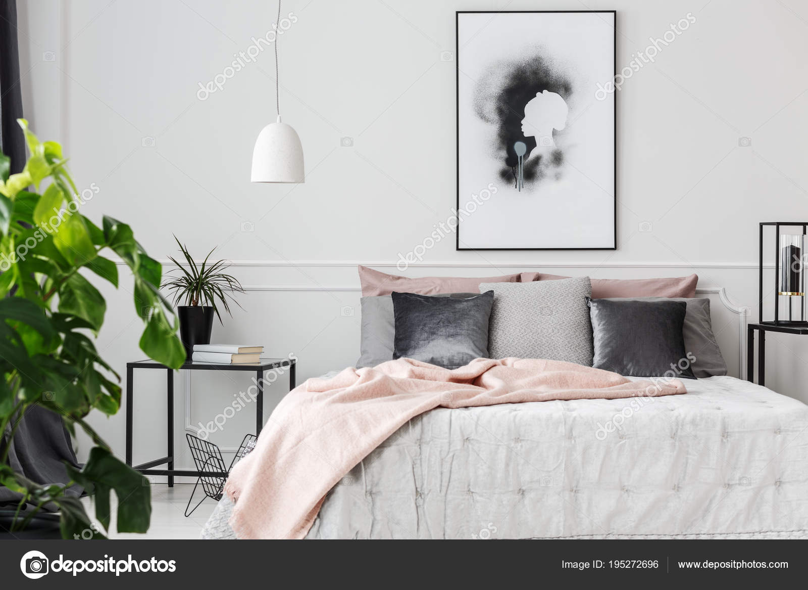 Rosa Decke Im Femininen Schlafzimmer Stockfoto