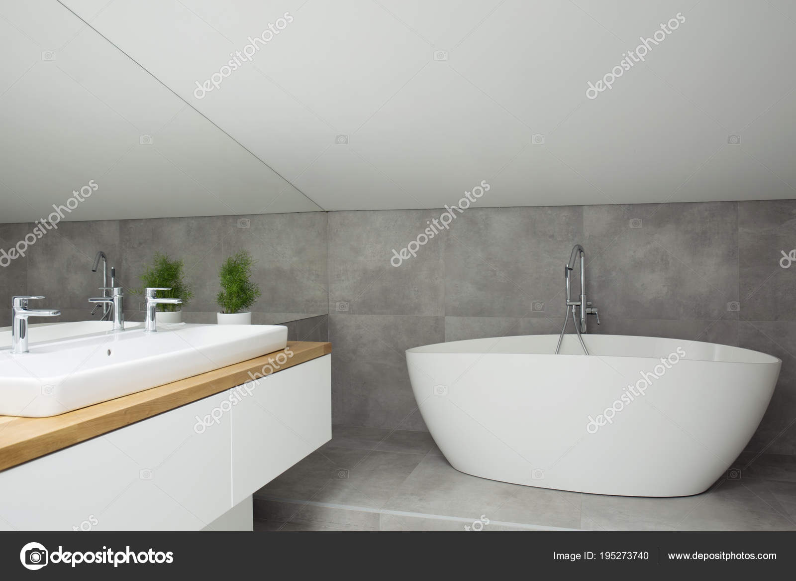 Interior gris del cuarto de baño con bañera — Foto de stock ... Interior gris del cuarto de baño con bañera — Foto de stock ...