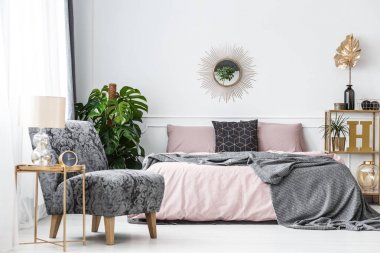 Altın desenli beyaz iç