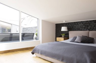 Windows geniş gri yatak odasında