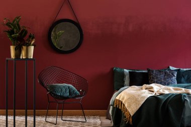 Koyu kırmızı yatak odası iç