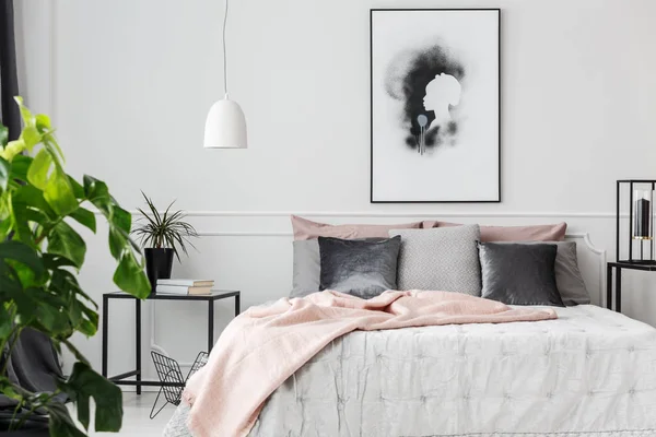 Pink blanket in feminine bedroom — Stock Photo, Image