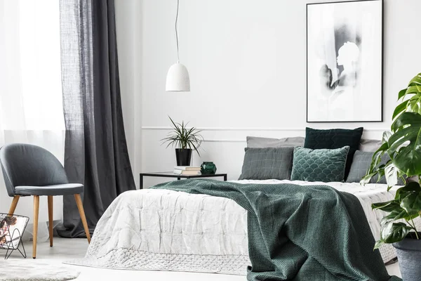 Smaragd groene slaapkamer interieur — Stockfoto