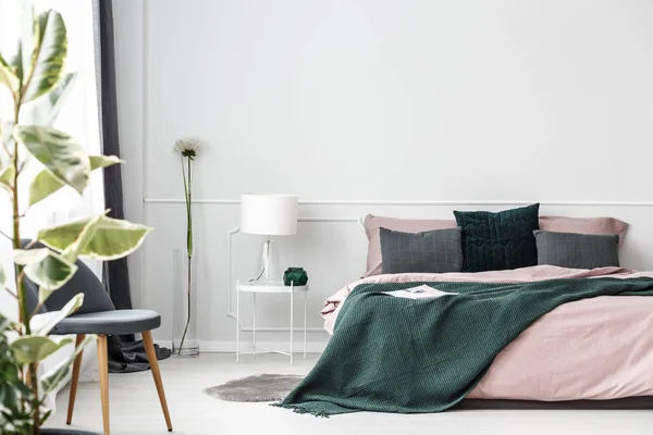 Coperta verde sul letto — Foto Stock