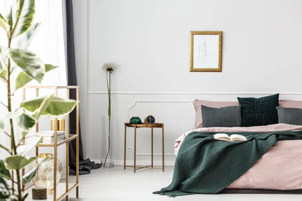 Розовая подстилка на кровати — стоковое фото