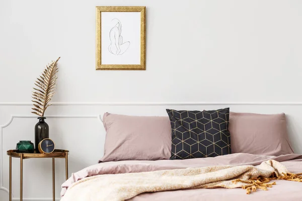 Bed with pink bedding — Stock Photo, Image