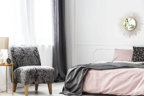肘掛け椅子とシンプルなホテルの寝室 — ストック写真