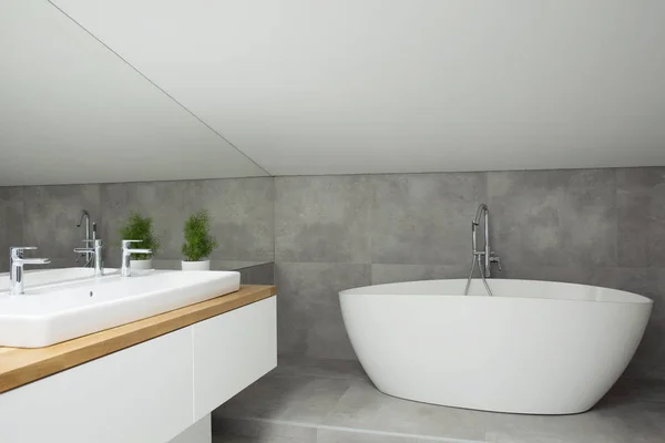 Interior del baño gris con bañera — Foto de Stock