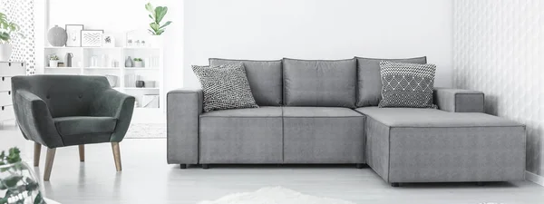 Угловой диван с подушками — стоковое фото