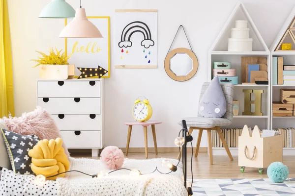 A menina está jogando na sala de jogos infantil berçário escandinavo  brinquedos de madeira e decoração