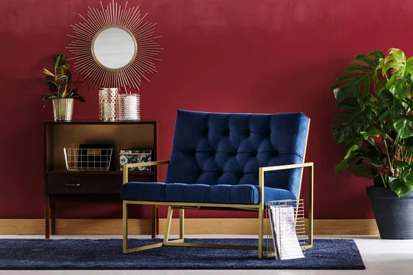 Niebieski fotel z ramki złota — Zdjęcie stockowe
