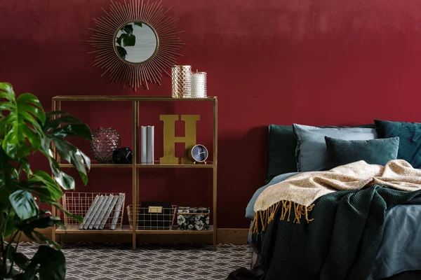 Зеркало в интерьере красной спальни — стоковое фото