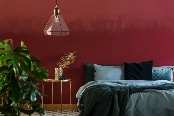 赤と緑の寝室のインテリア — ストック写真