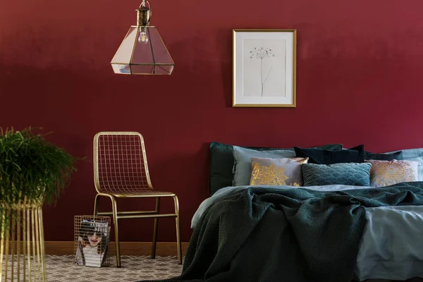 Золотой стул в интерьере спальни — стоковое фото