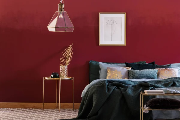 Изумрудно-зеленая и красная спальня — стоковое фото