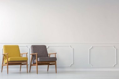 Gri ve sarı ahşap tekli basit salon iç beyaz kalıp duvara
