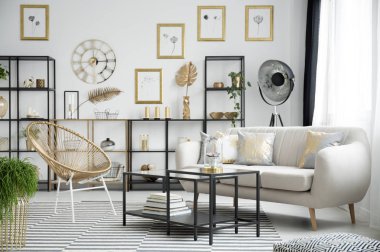 Altın sandalye siyah tablo ve bej kanepe oturma odası iç çizimler ve saat yanında 