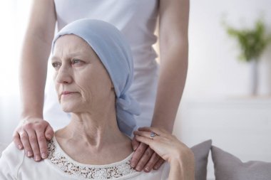 Endişeli yaşlı kadın kanser ve kızı onunla ilgilenmek ile