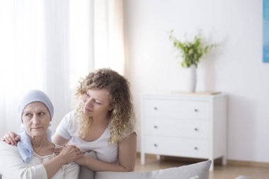 Endişeli anne meme kanseri evde destekleyen kızı