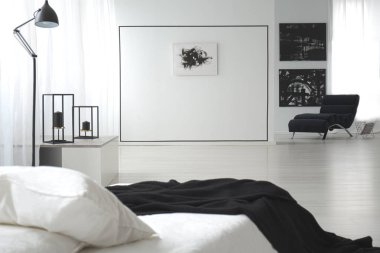 Siyah ve beyaz yatak odası iç çift kişilik yatak, resim sergisi, lamba ve duvar dekorasyon ile