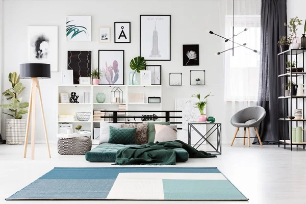 Blauer Teppich Der Nähe Grüner Matratze Und Lampe Geräumigen Schlafzimmerinterieur — Stockfoto