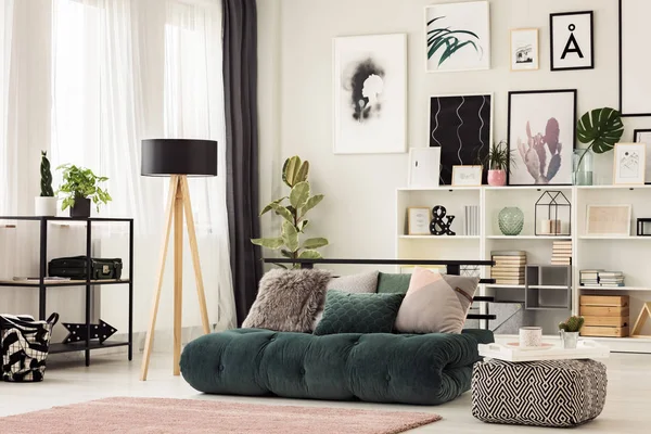 Kussens Groene Matras Buurt Van Houten Lamp Slaapkamer Interieur Met — Stockfoto