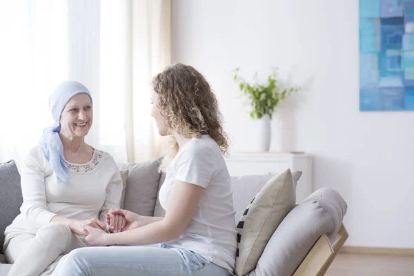 Sonriente Madre Con Cáncer Divirtiéndose Con Hija Cariñosa Casa —  Fotos de Stock