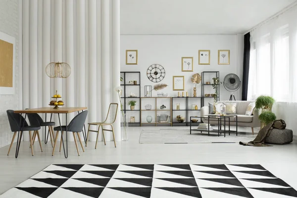 Tappeto Geometrico Bianco Nero Open Space Interno Con Sedie Tavolo — Foto Stock