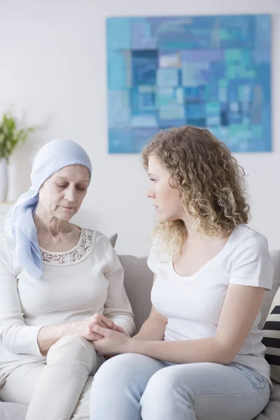 癌の悲しい病気の年配の女性の世話を介護 — ストック写真