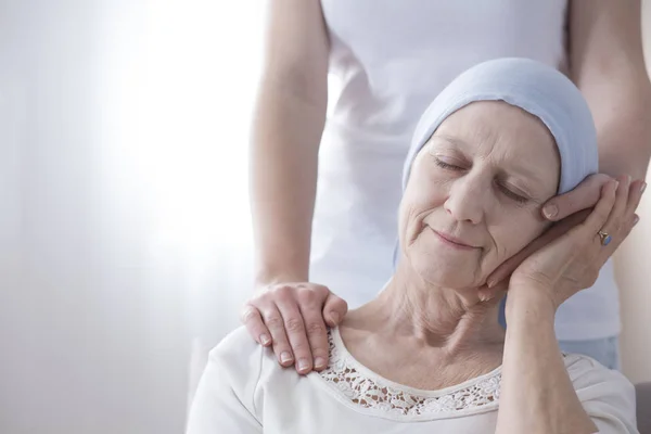 Primer Plano Una Anciana Feliz Con Cáncer Cuidador Amigable —  Fotos de Stock