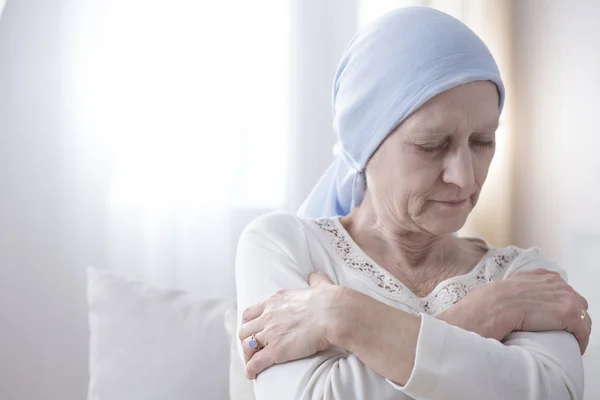 一个孤独的 生病的妇女与癌症戴头巾的肖像 她的眼睛紧闭 双臂交叉在一个拥抱 — 图库照片