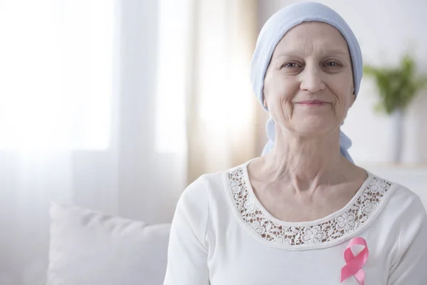 Улыбающаяся Пожилая Женщина Розовой Лентой Символ Борьбы Раком Молочной Железы — стоковое фото