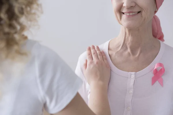 Крупним Планом Доглядальниця Яка Підтримує Щасливу Хвору Жінку Раком Молочної — стокове фото